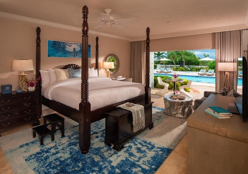 Sunset Bluff Luxury Poolside Walkout Club Level Room