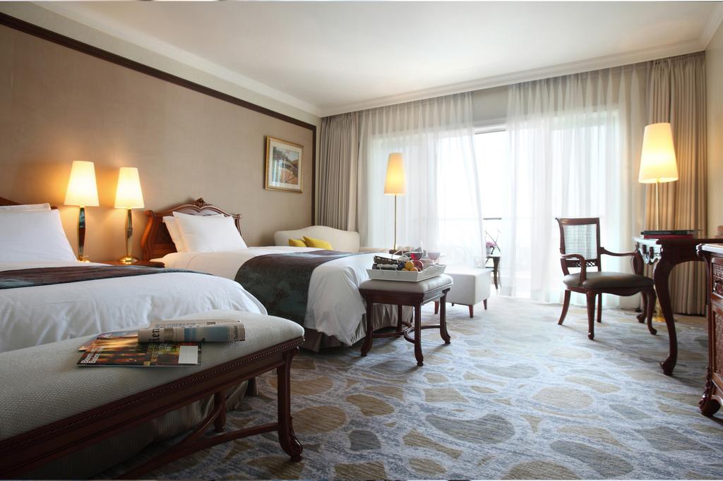 Deluxe Double or Twin Room with Partial Sea View